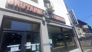 ANPC a găsit pizza, covrigi, chifle, covridog, pregătite în tăvi ruginite, murdare, printre „gândăcei” morți și mucegai