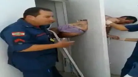 Scene hilare în Brazilia: un deținut care încerca să evadeze a rămas blocat în ușa celulei