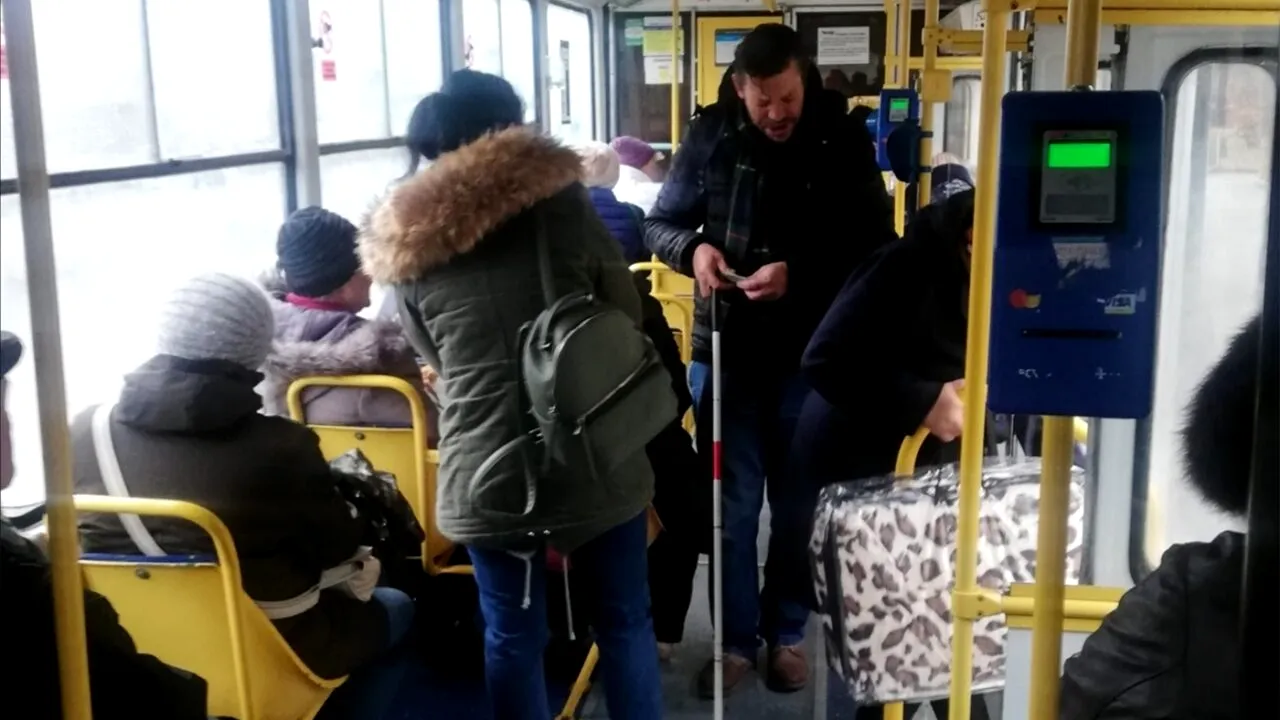 Cerșetorul din imagine păcălea lumea că e orb și cerea câte 1 leu în tramvaiul 101 din Ploiești. Cum s-a dat de gol, fără să vrea