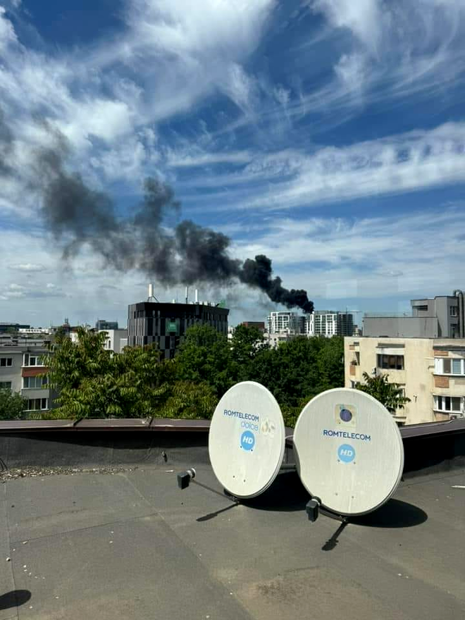 Alertă în București: A luat foc izolația unei clădiri în construcție