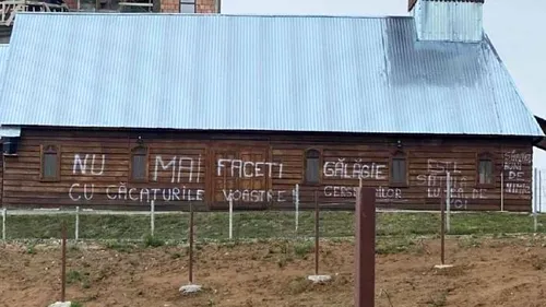 PROTEST. Biserică vandalizată în Maramureș din cauza „zgomotului”: „Nu mai faceți gălăgie, cerșetorilor!” / Preoții le-ar fi spus oamenilor să își pună termopane dacă nu le convine