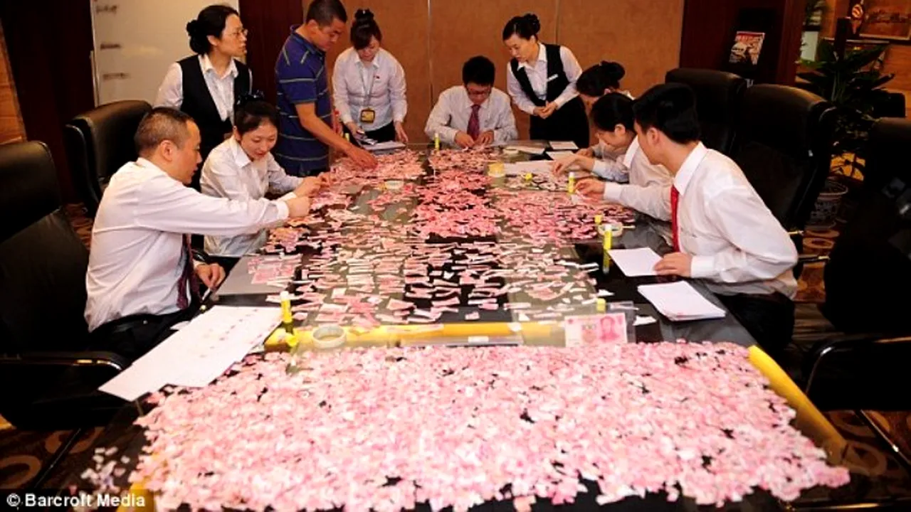 Angajații unei bănci au încercat să lipească 6.000 de euro după ce o femeie i-a rupt în bucăți. FOTO