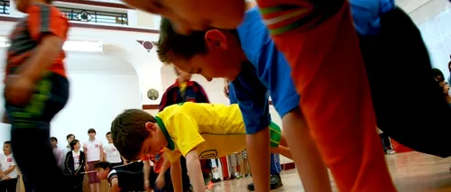 Mai mult sport în școli. Varianta în care învățătoarea și copiii fac mișcare în sala de clasă în care învață română