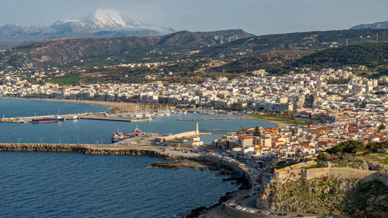 Cine sunt românii arestați în Grecia sub acuzația de spionaj. Unul este un baschetbalist profesionist, iar celălalt locuiește în Atena