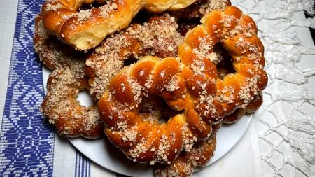 Ingredientul secret pentru ca MUCENICII moldovenești să fie moi, aurii și apetisanți