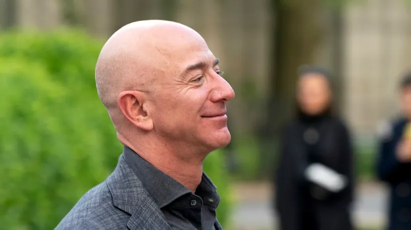 Jeff Bezos, dat în judecată de o fostă menajeră. Femeia pretinde că a fost forțată să iasă pe geam ca să ajungă la toaletă