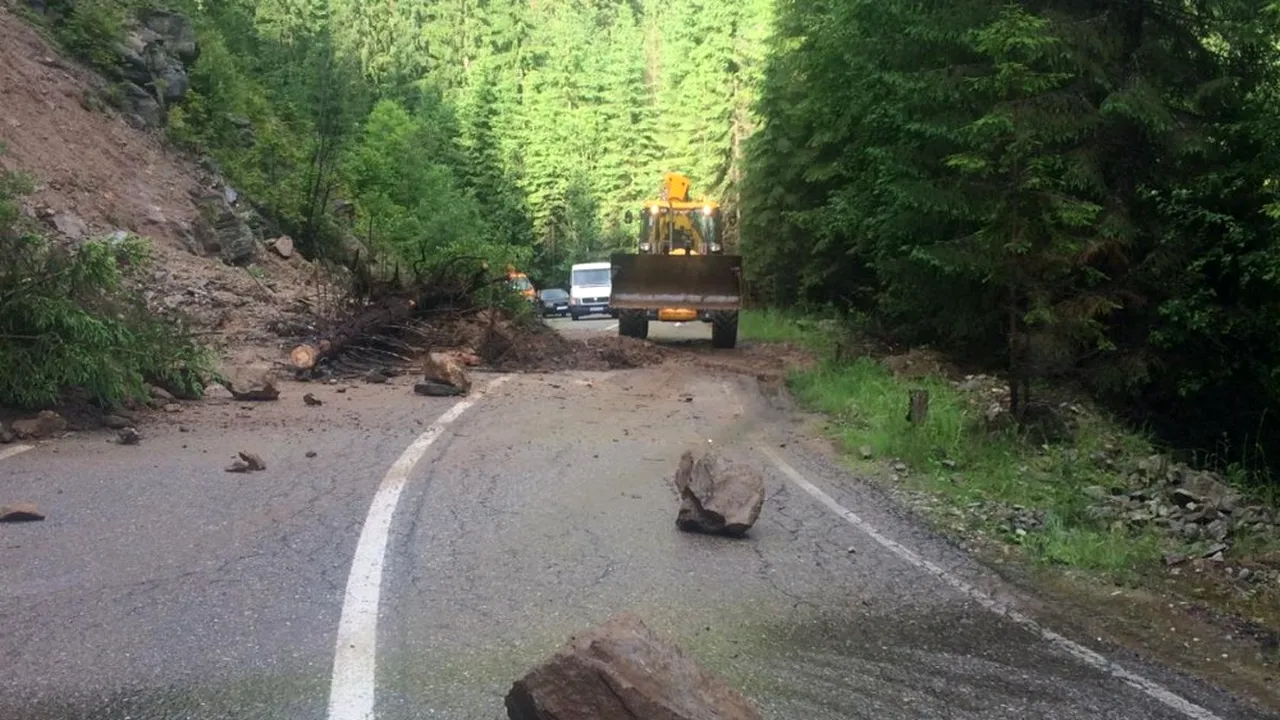 Transalpina blocată de aluviuni și stânci în mai multe locuri - FOTO 