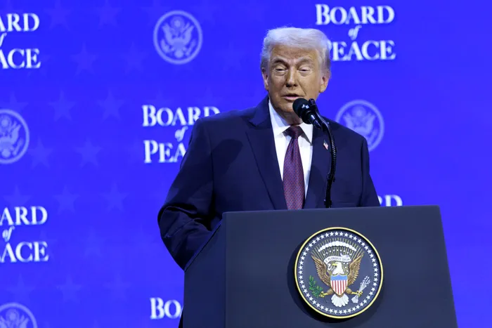 Donald Trump s-a ales cu o vânătaie la mâna stângă