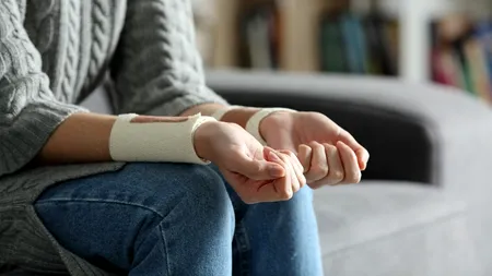 Gestul extrem pe care l-a făcut o adolescentă supărată că părinții i-au confiscat telefonul. Autoritățile au deschis o anchetă