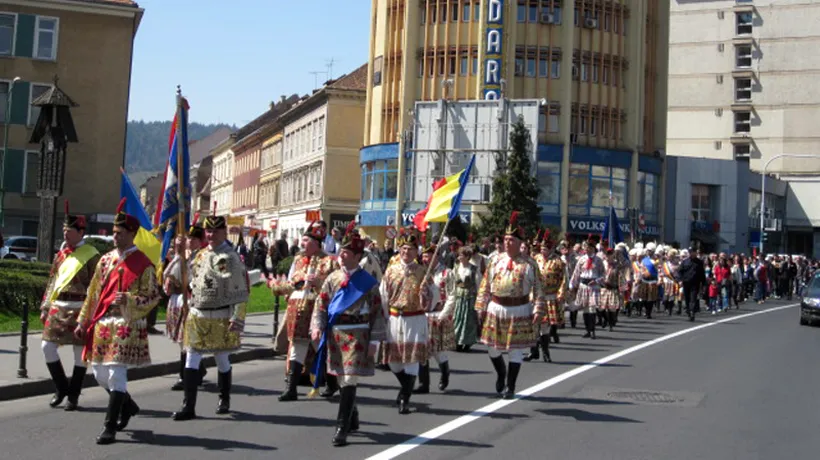 Junii Brașovului au mărșăluit pentru declararea orașului capitală regională - GALERIE FOTO