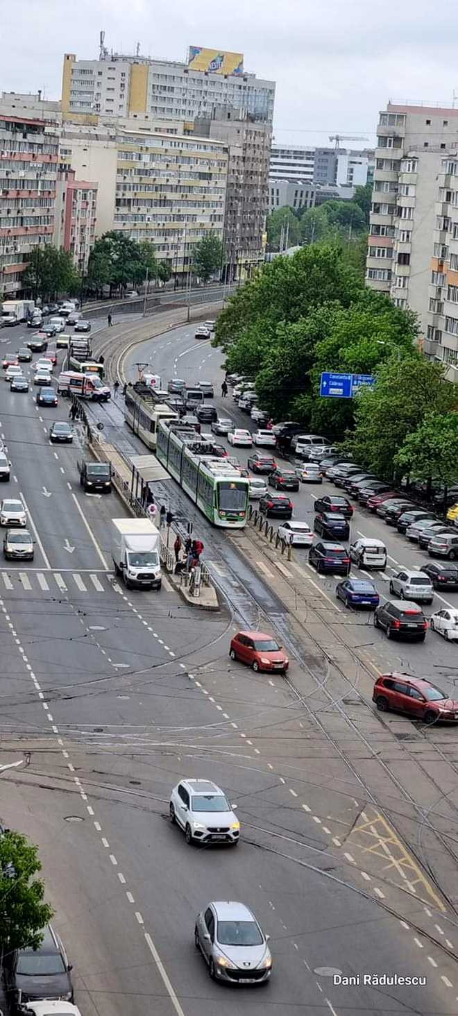București: Accident între un tramvai și o ambulanță în care se afla un pacient
