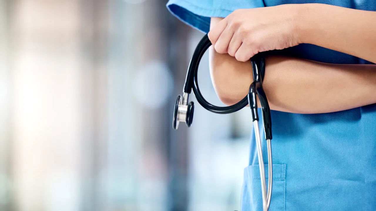 Câți bani câștigă o asistentă medicală în Spania în 2026. Și românii de aici pot câștiga acești bani