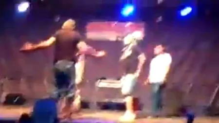 VIDEO: Alex Velea a înjurat în timpul unui concert mai multe persoane din public