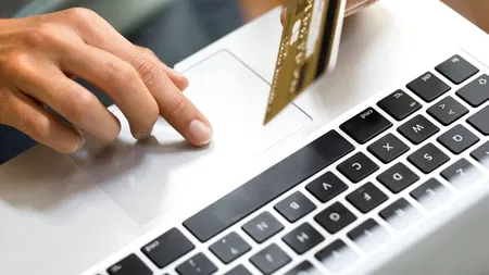 Doi tineri, cercetați pentru fraude informatice. Cumpărau produse de lux cu bani furați