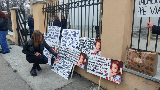 Mai mulţi prieteni şi colegi ai Melisei, tânăra ucisă, au venit la Tribunalul Dolj cu pancarte pe care au afişat mesaje pentru aceasta şi împotriva criminalului / Sursa foto: Gandul