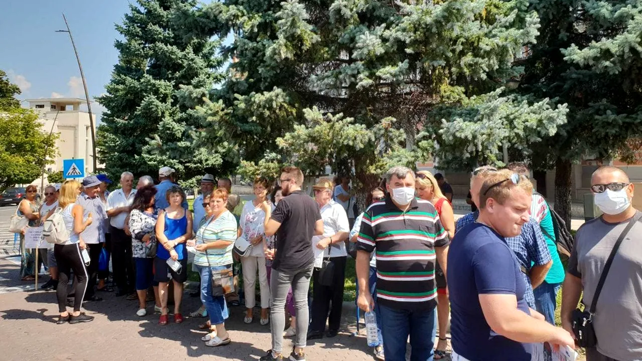 Protest la Prefectura Hunedoara. Mirosul răspândit de două ferme de porci din Orăștie i-a scos în stradă pe localnici