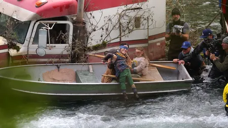 #BirdBoxChallenge face VICTIME. Filmul cu Sandra Bullock găsește imitatori în viața reală