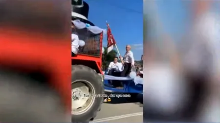 Ultima FIȚĂ la nunțile din România: Mirii și invitații sunt duși cu tractorul la petrecere!