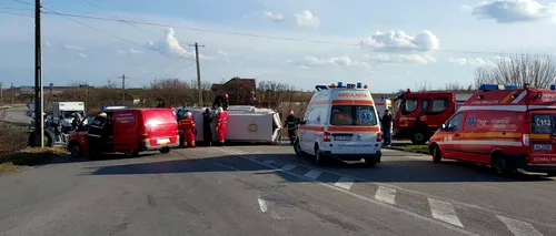 O ambulanță cu o fetiță operată pe creier, lovită de un camion