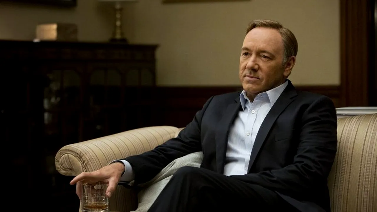 Cântărețul Van Morrison și actorul Kevin Spacey,  făcuți cavaleri de regina Elizabeth a II-a