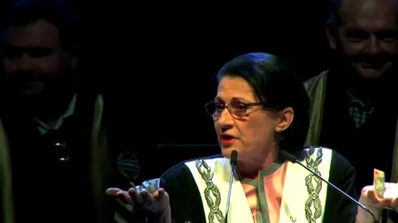 Andronescu a mototolit două bancnote în fața absolvenților pentru a le demonstra valoarea: Una e de 100 de lei, alta e de 10 lei și vreau să vă întreb dacă le vreți