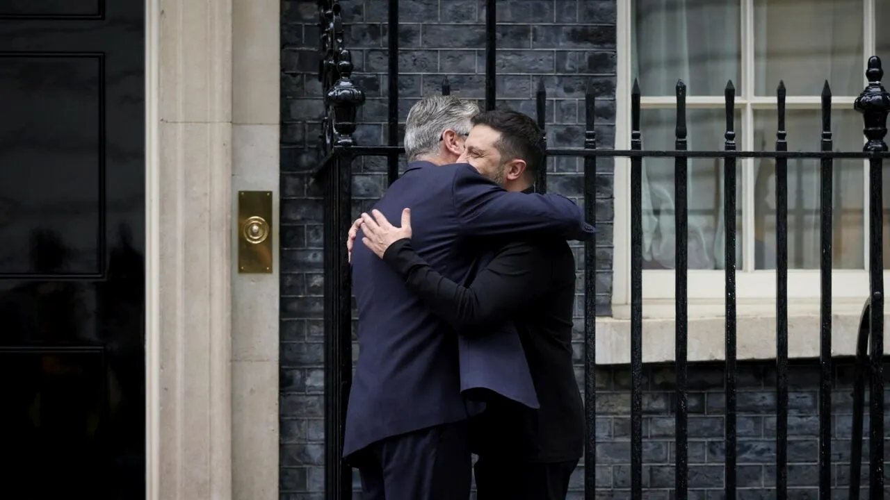 Zelenski la LONDRA, pentru discuții cu premierul britanic Keir Starmer, în așteptarea summitului Trump-Putin din Alaska