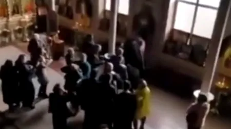 PĂRUIALĂ ÎN CASA DOMNULUI. Bătaie ca la ușa cortului în mijlocul bisericii: Preotul a încercat să le oprească, dar a ajuns victimă colaterală - VIDEO