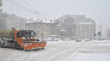 Sute de pietoni au ajuns la spital cu fracturi și luxații după ce au alunecat din cauza zăpezii. Cine trebuie să curețe trotuarele și străzile