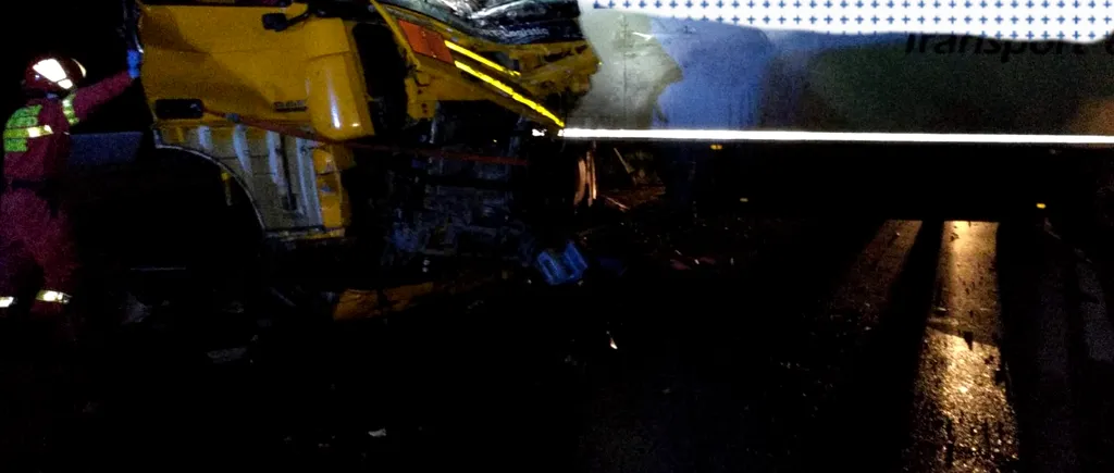 ACCIDENT GRAV. Un mort și un rănit după impactul dintre un microbuz și un TIR, în Mureș