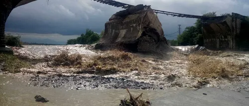 Imagini de coșmar în Brașov: Un pod de cale ferată s-a prăbușit în râul Tărlung. VIDEO