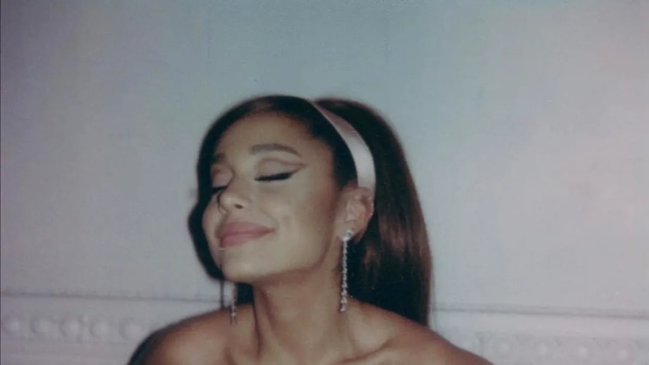 Ariana Grande s-a logodit! Inelul valoarează 100.000 de dolari (FOTO)