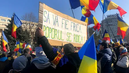 VIOLENȚE la protestele din Piața Victoriei. Șase persoane ridicate din mulțime, doi bărbați prinși cu briceag și cuțit / Anunțul JANDARMERIEI
