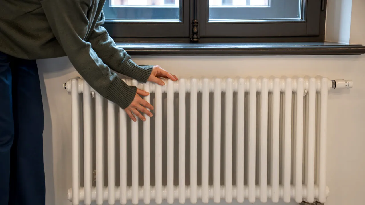 Cum procedezi pentru aerisirea caloriferelor, dacă ai centrală termică. Cei 5 pași de la care să nu te abați, înainte de începerea iernii