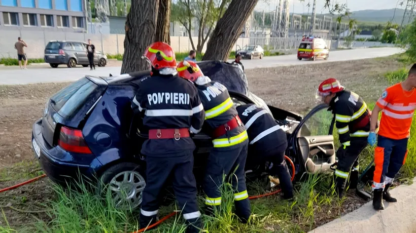 FOTO | Mașină intrată într-un copac, pe un drum din Hunedoara. Șoferul a murit, iar o femeie a fost grav rănită