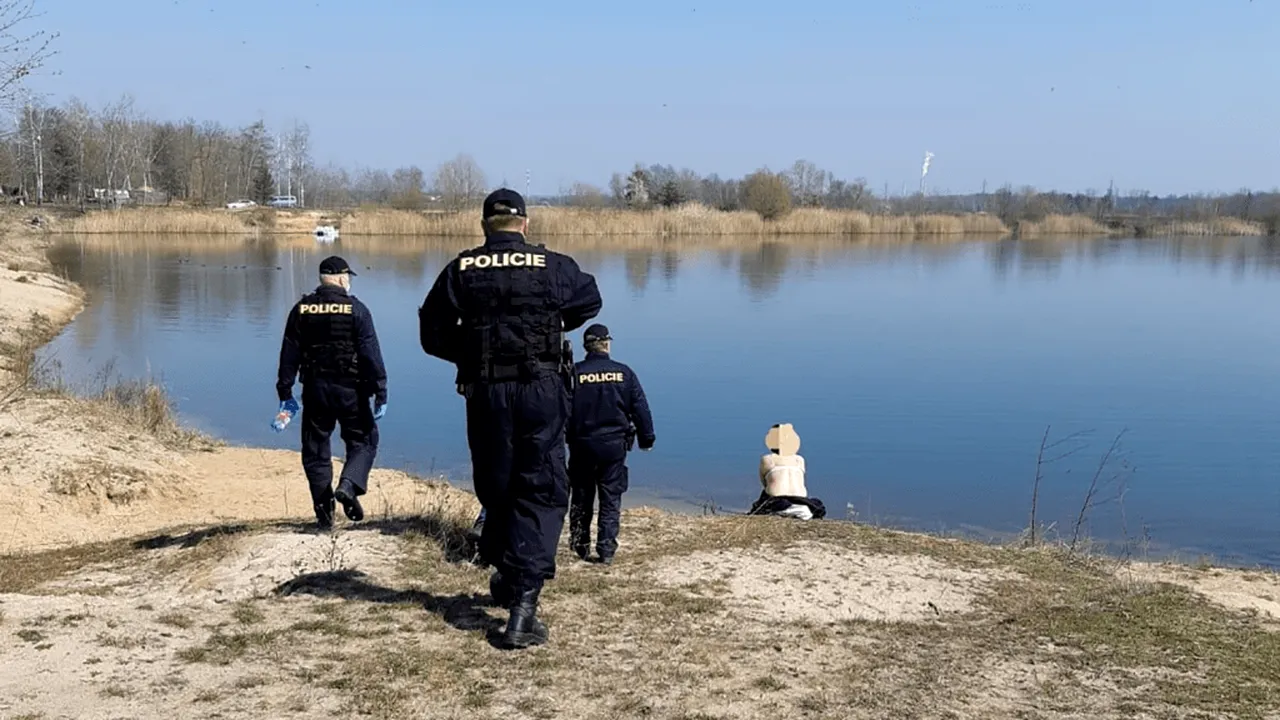 Chiar și NUDIȘTII trebuie să poarte măști de protecție. Un grup de cehi, avertizați că nu respectă regulile