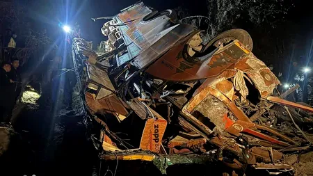 Accident cumplit în Nepal. Autobuz prăbușit într-o râpă de la 200 metri înălțime, 19 morți