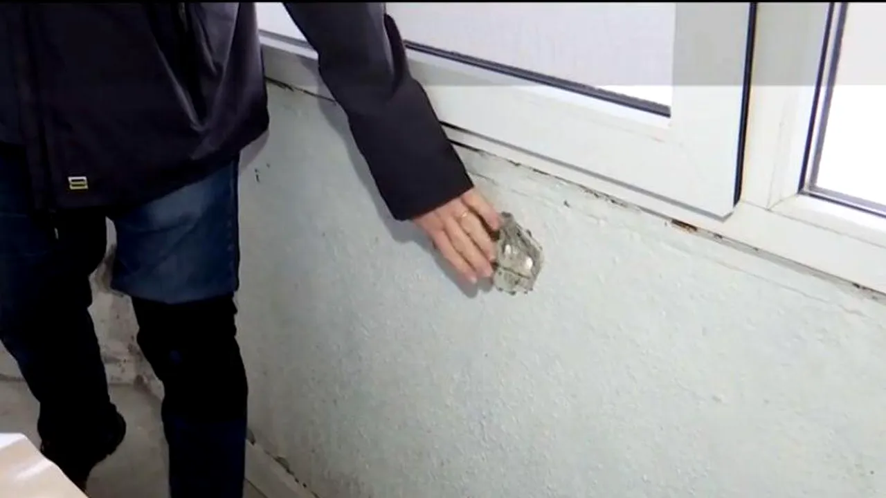 Mai mulți craioveni au rămas cu locuințele găurite, după ce firma care trebuia să le reabiliteze blocul a abandonat lucrările. Șeful de șantier dă vina pe războiul din Ucraina pentru lipsa materialelor