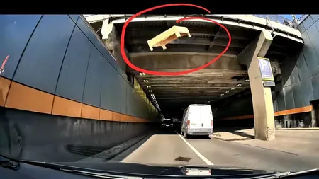 Atenție, șoferi. O femeie aruncă cu obiecte la intrarea în Pasajul Obor, direct pe mașinile aflate în mers