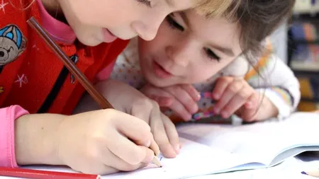 Avertisment asupra pericolelor din mediul online la care sunt expuşi copiii: Școala online a dus la o izolare totală a elevilor (STUDIU)