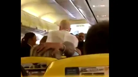 Motivul pentru care mai mulți pasageri s-au luat LA BĂTAIE într-un avion. Un bărbat s-a ales cu nasul spart, după ce a intervenit între scandalagii