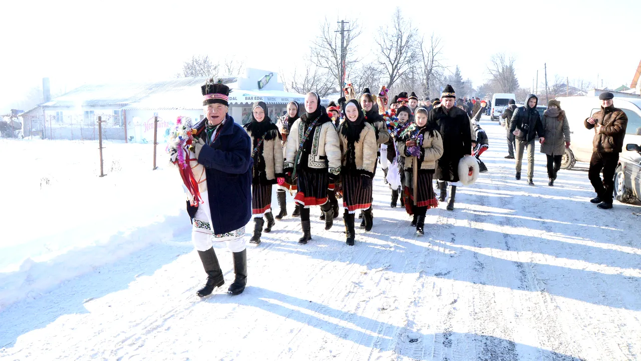 Jocul MOȘILOR, BELCIUGARII, PIȚĂRĂII și OLELEUL. Tradiții și superstiții de CRĂCIUN
