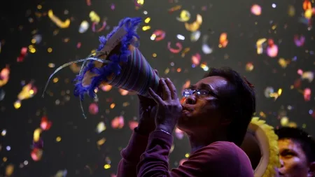 Zece superstiții ciudate de Anul Nou. Țara în care oamenii țopăie la miezul nopții pentru a fi mai înalți în anul care vine