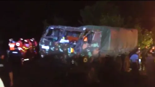 Trei militari au murit, după ce un camion al Armatei a căzut într-o râpă de 40 de metri, din Argeș. Tudose: „Este impardonabil să nu avem elicopter pe timp de noapte. LIVE