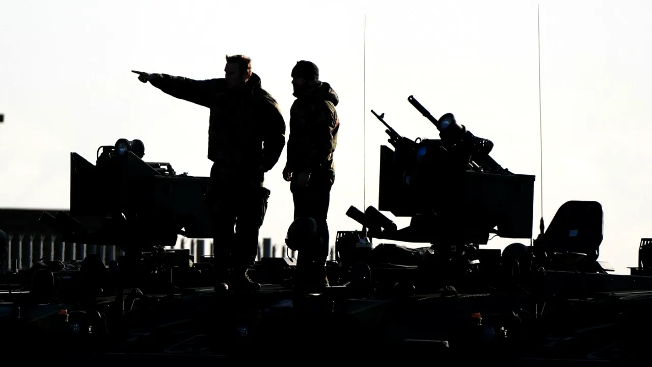 Financial Times: UE analizează redirecționarea a 93 de miliarde de euro din fondurile de redresare post-pandemie spre sectorul de APĂRARE