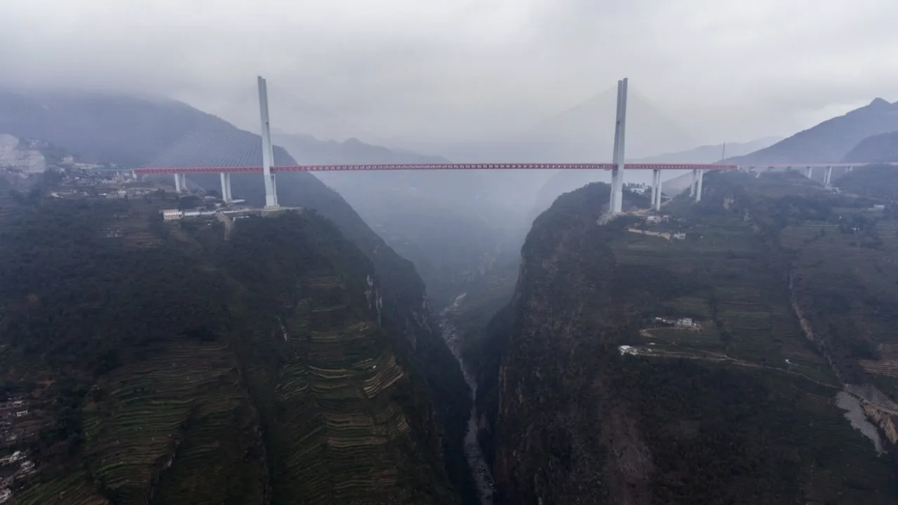 China a reușit, în doar trei ani, să construiască un pod de înălțimea unei clădiri cu 200 de etaje.  Care este prețul megaproiectului