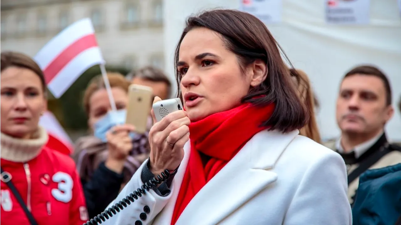 Svetlana Tihanovskaia, lidera în exil a opoziției din Belarus, pentru prima dată în România. Povestea profesoarei de engleză, devenită rivalul numărul unu al lui Lukașenko. ”Nu va exista un Belarus liber fără o Ucraină liberă