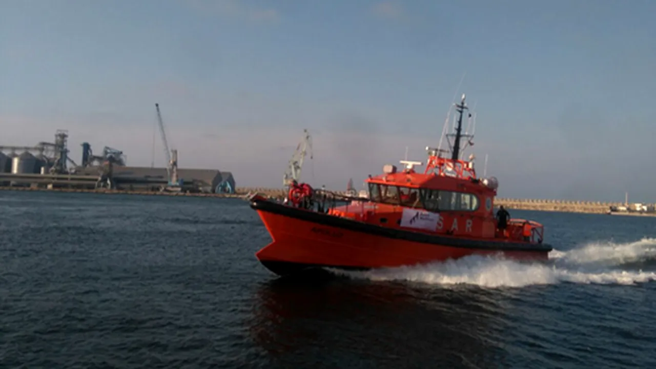 Accident terifiant! Doi marinari români au căzut în apă. Schela pe care erau s-a rupt!