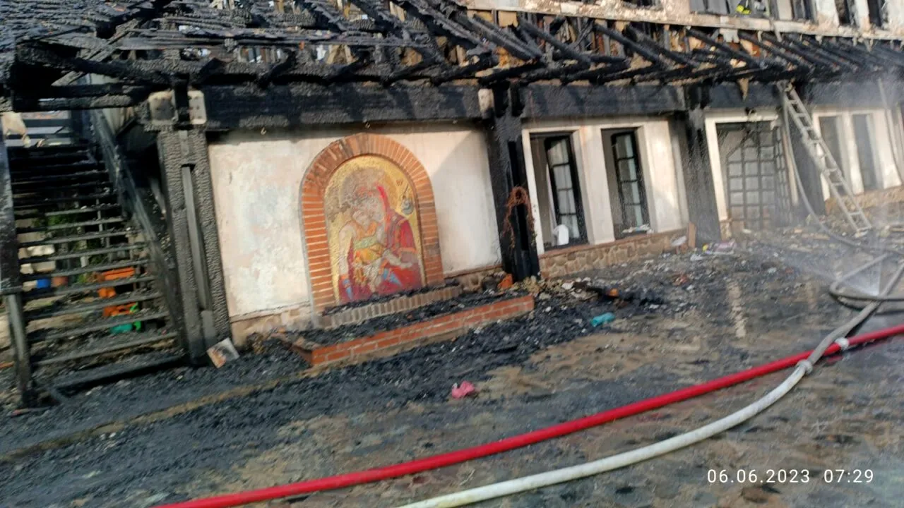 UPDATE: FOTO-VIDEO. Incendiu violent la Mănăstirea Turnu din Prahova / Focul a pornit de la mai multe lumânări lăsate nesupravegheate