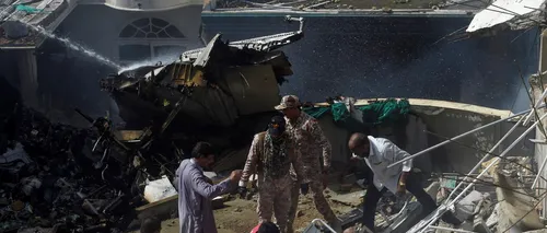VIDEO. Un avion cu peste 100 de persoane la bord s-a prăbușit într-o zonă rezidențială în Pakistan