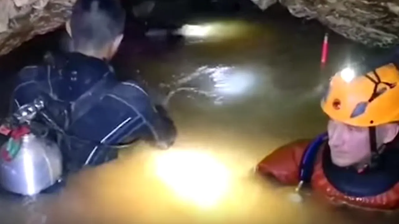 HOPE 13 Au locuri rezervate la FINALA Campionatului Mondial de Fotbal, dar sunt încă BLOCAȚI în peștera Tham Luang. Operațiunea de salvare NU POATE ÎNCEPE